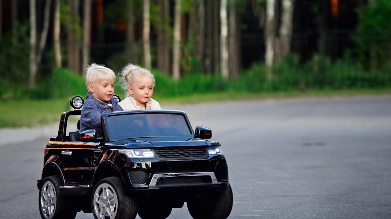 Dos niños, en un coche eléctrico.