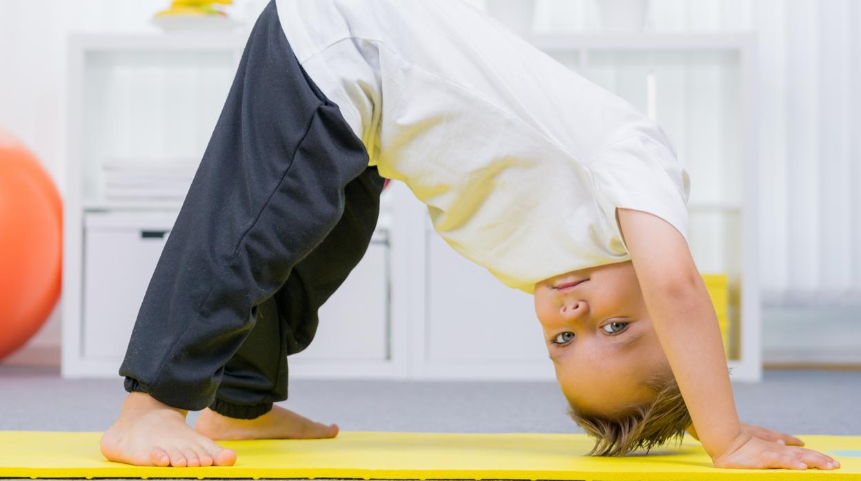 Un niño, practicando ejercicio.