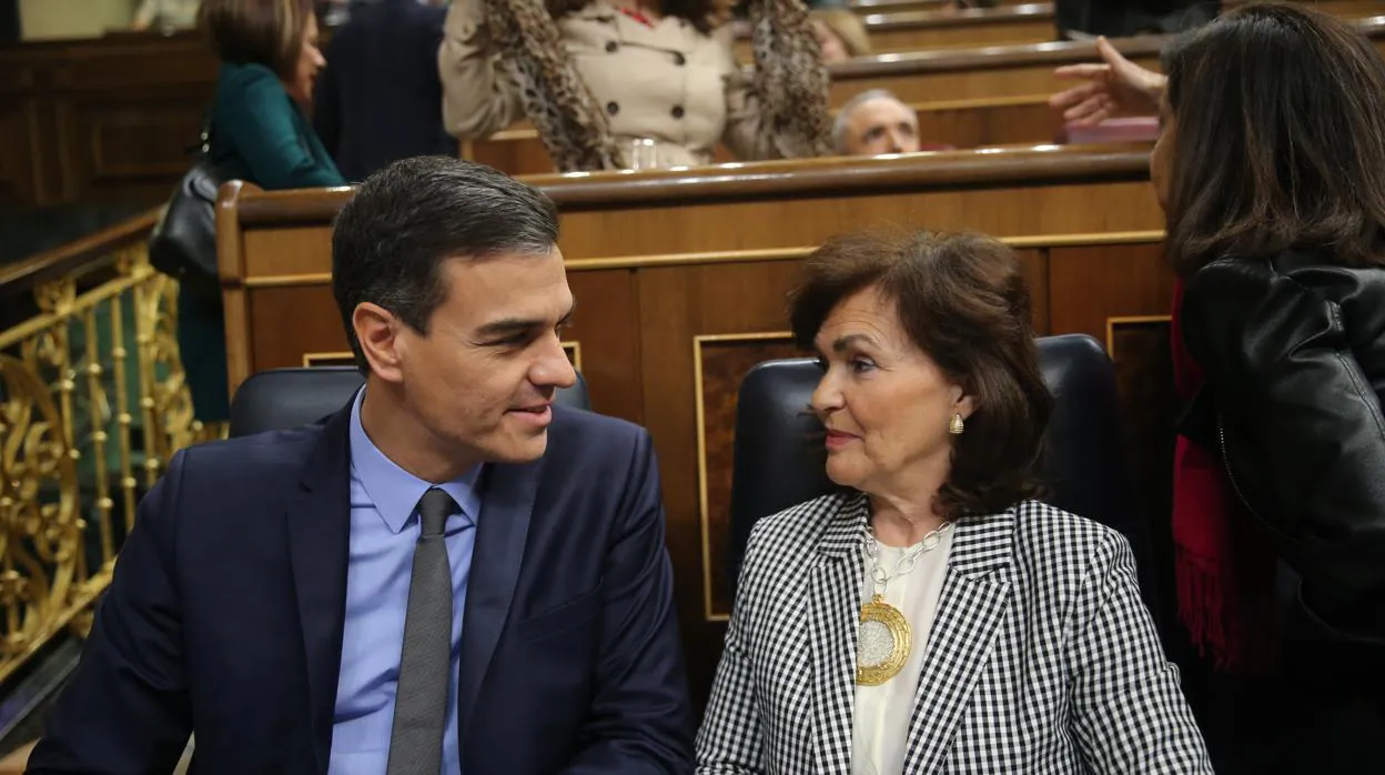 Pedro Sánchez junto a la ministra de Igualdad, Carmen Calvo