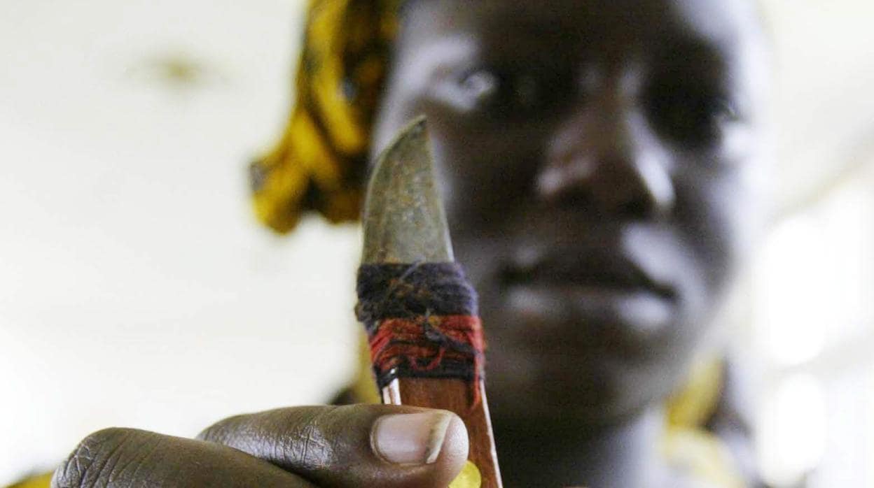 Imagen de archivo de una mujer que practica mutilaciones genitales a mujeres y niñas