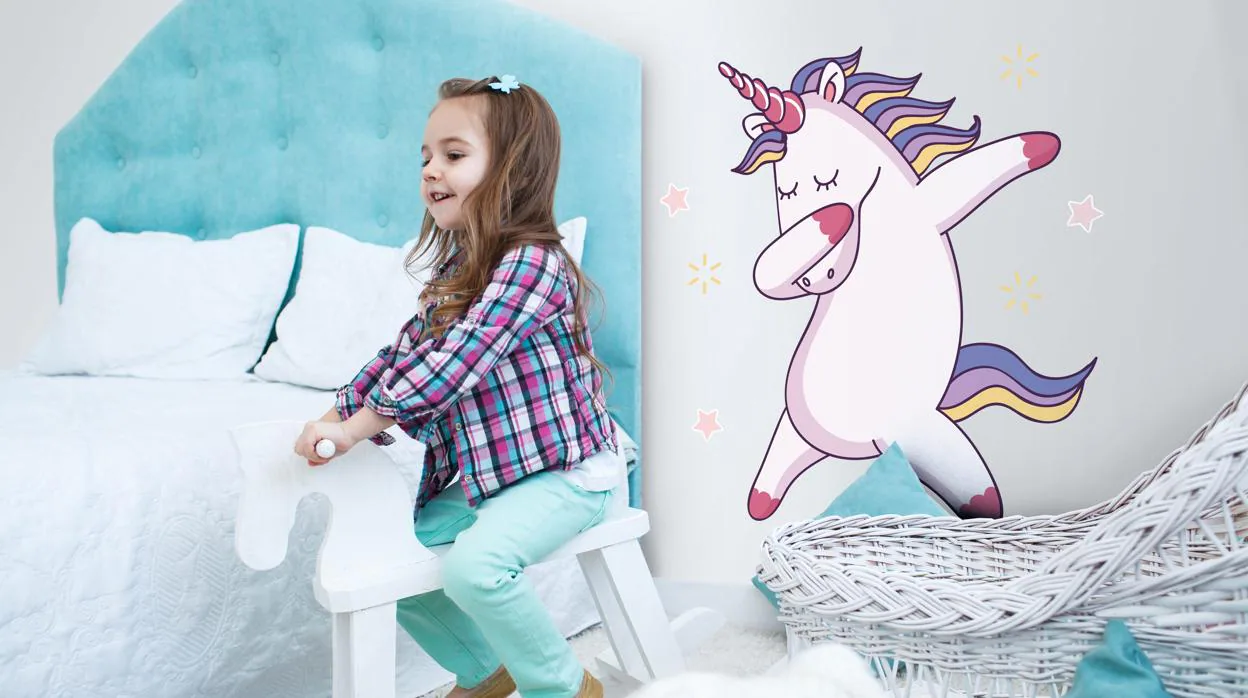 Una niña, en su habitación, con un vinilo de unicornio.