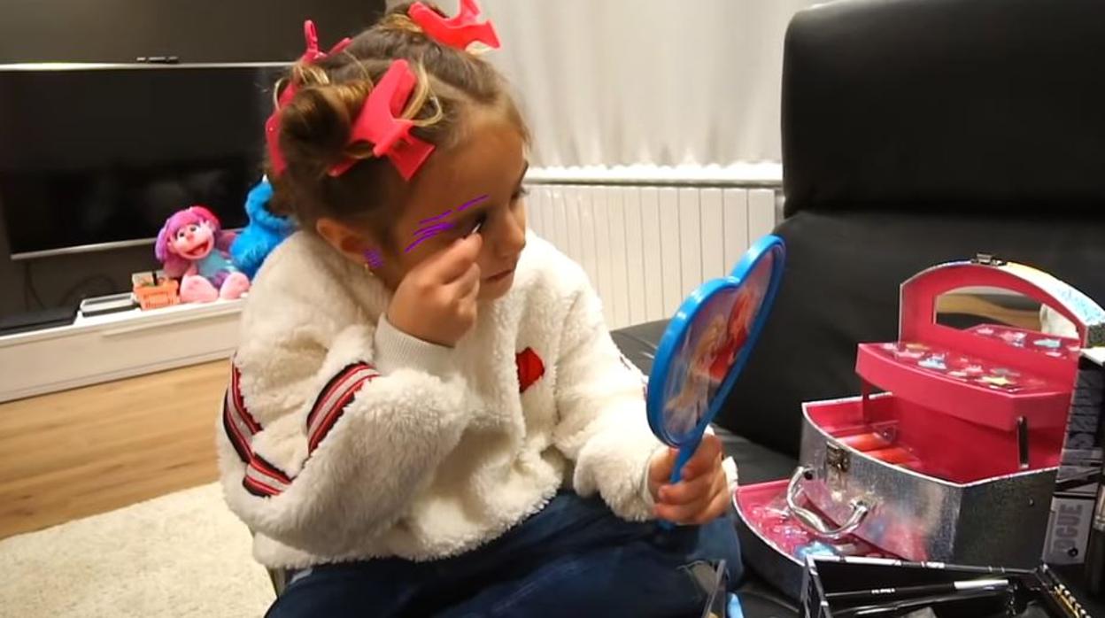 Piden a la Fiscalía de Menores que actúe contra un canal de Youtube de dos niñas que se maquillan