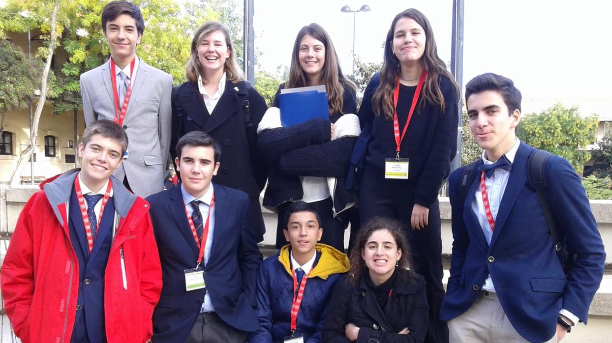 Dos alumnas de Wisdom School, entre los representantes de España de la Delegación de la CAF en «HagaMUN»