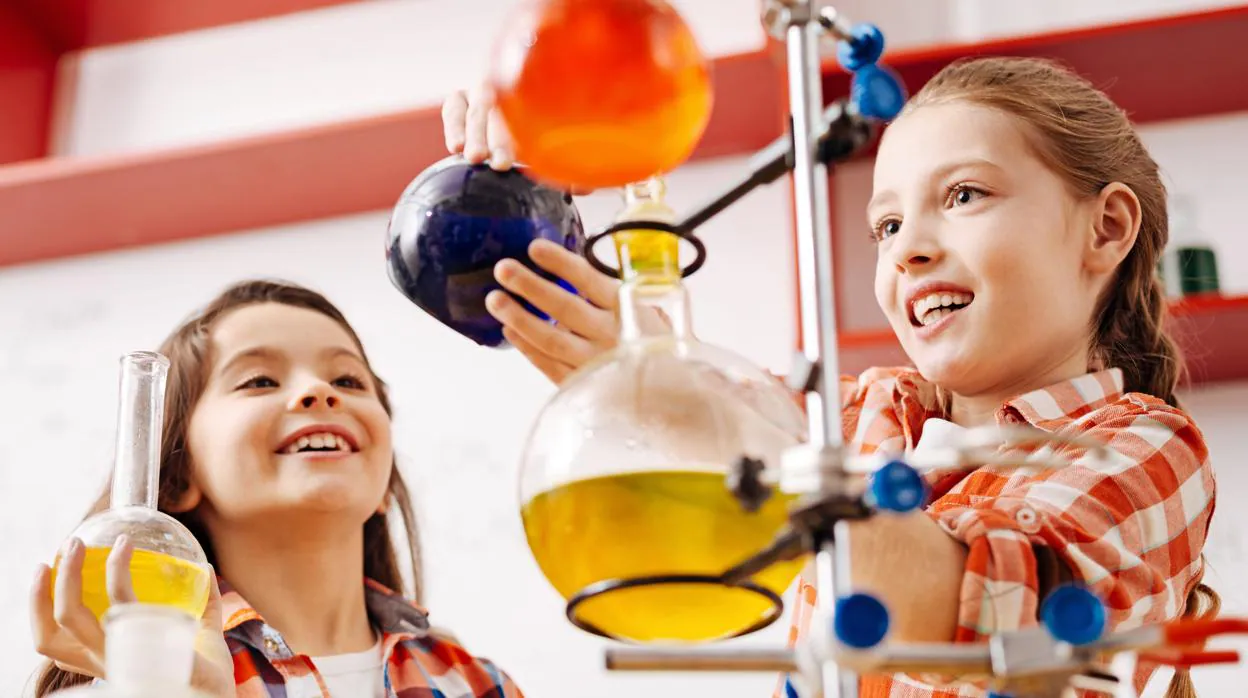 Unas niñas, haciendo experimentos científicos.