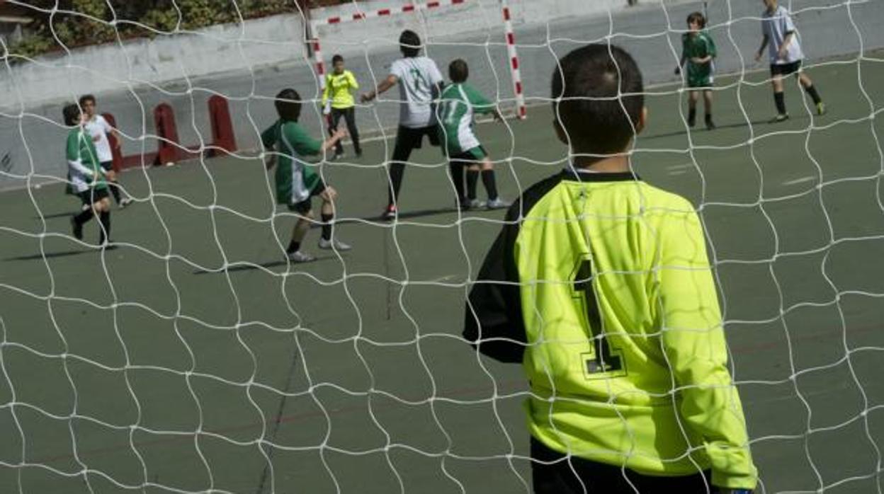 «¿Las niñas no podemos jugar al fútbol?»: una menor de 9 años, acosada por padres del equipo rival