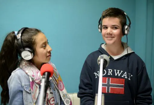 Isabella Reyes y Gonzalo Martínez, dos de los locutores de XL Kids Radio