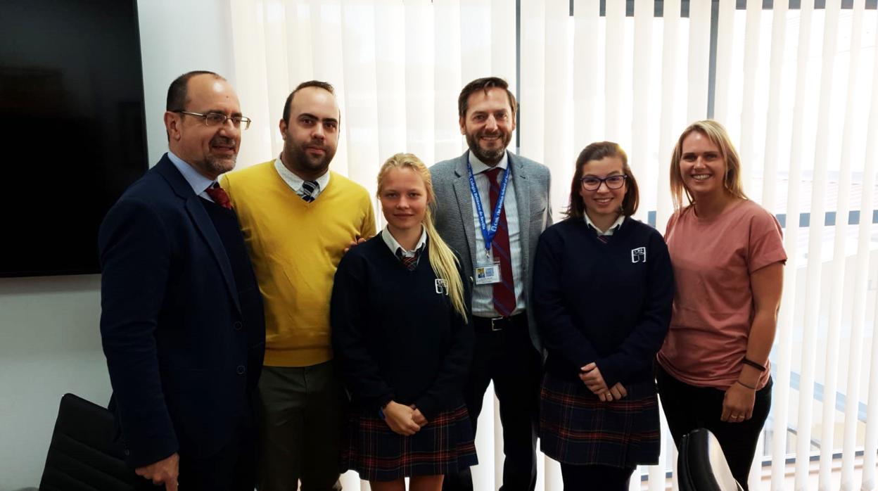 Juan Jesús Trigo, HEAD Teacher; Jesús Marín, Exams Officer/Student Records Officer y Profesor de PCE; Luz Barbero, alumna premiada; Agustín Aycart, School Principal - Director; Carmen Barroso, alumna premiada; y Mrs. Brittain, KS5 Tutor and Head of P.E Department