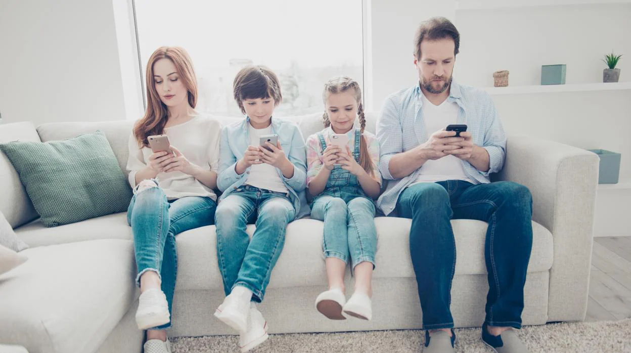 El uso abusivo de móviles, un problema social y familiar. ¿Cómo atajarlo?
