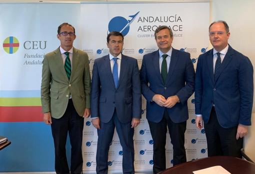 De izquierda a derecha: José Mª González-Alorda (Director de Executive Education de CEU Andalucía); Juan Román Gallego (Director Gerente de Andalucía Aerospace); Juan Carlos Hernández Buades (CEO-Director General de CEU Andalucía); y Enrique Belloso Pérez (Director de Responsabilidad Social Corporativa y Comunicación de CEU Andalucía)