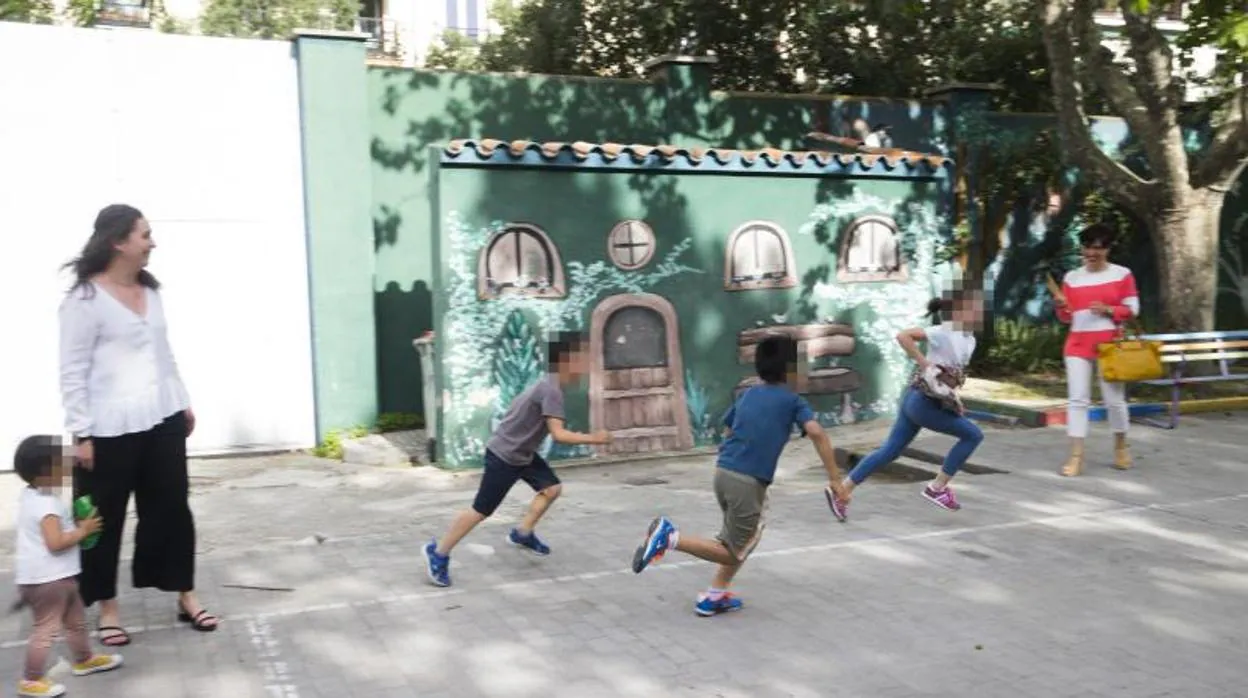 Varios niños de acogida juegan en el patio de la residencia Vallehermoso de Madrid