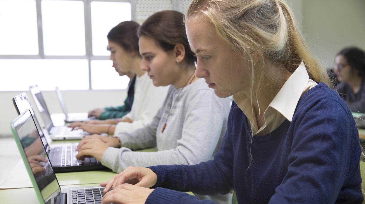 «Animamos a nuestros hijos a que se abran en clase a las perspectivas que aportan los alumnos extranjeros»