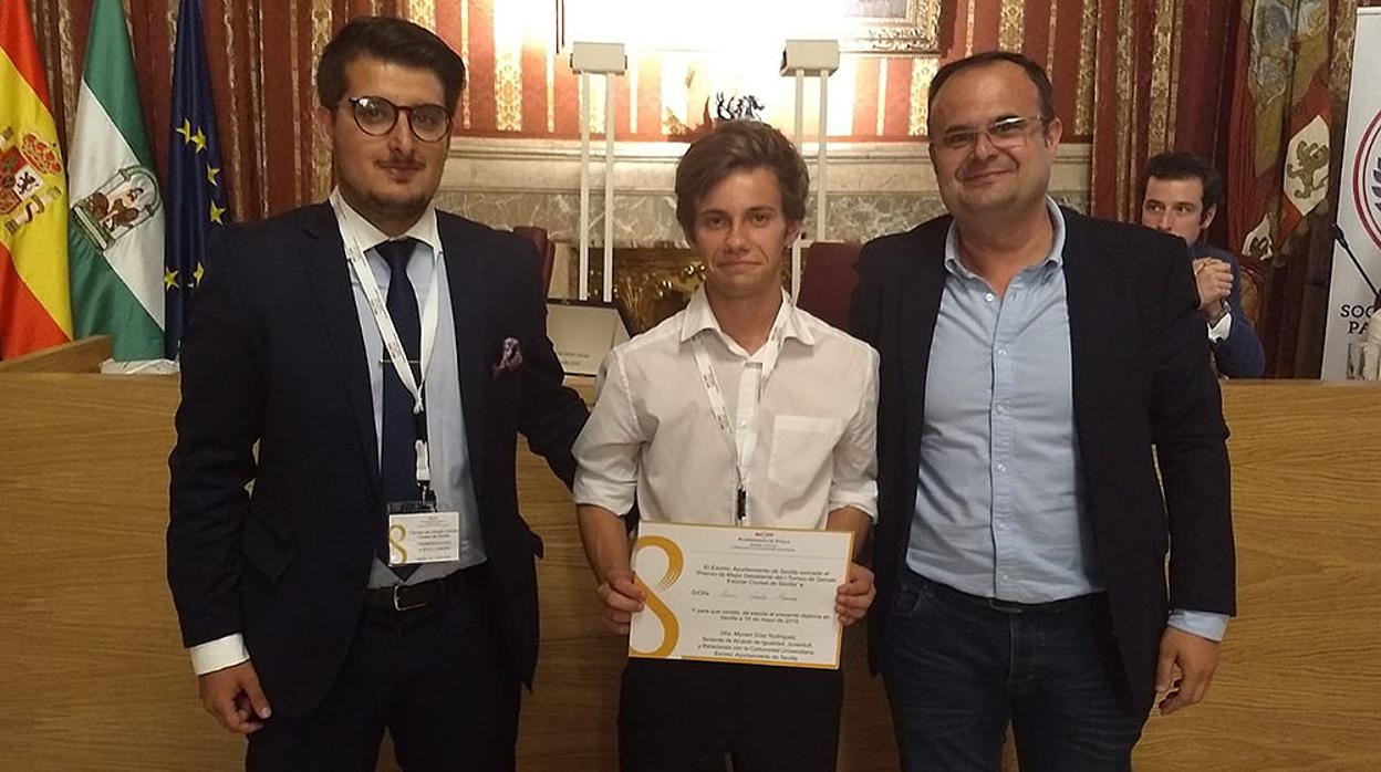 El alumno de Altair Álvaro González, premio al mejor orador en el I Concurso de debate escolar Ciudad de Sevilla