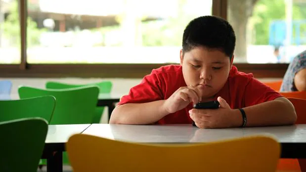 El uso excesivo de dispositivos móviles incrementa el riesgo de obesidad