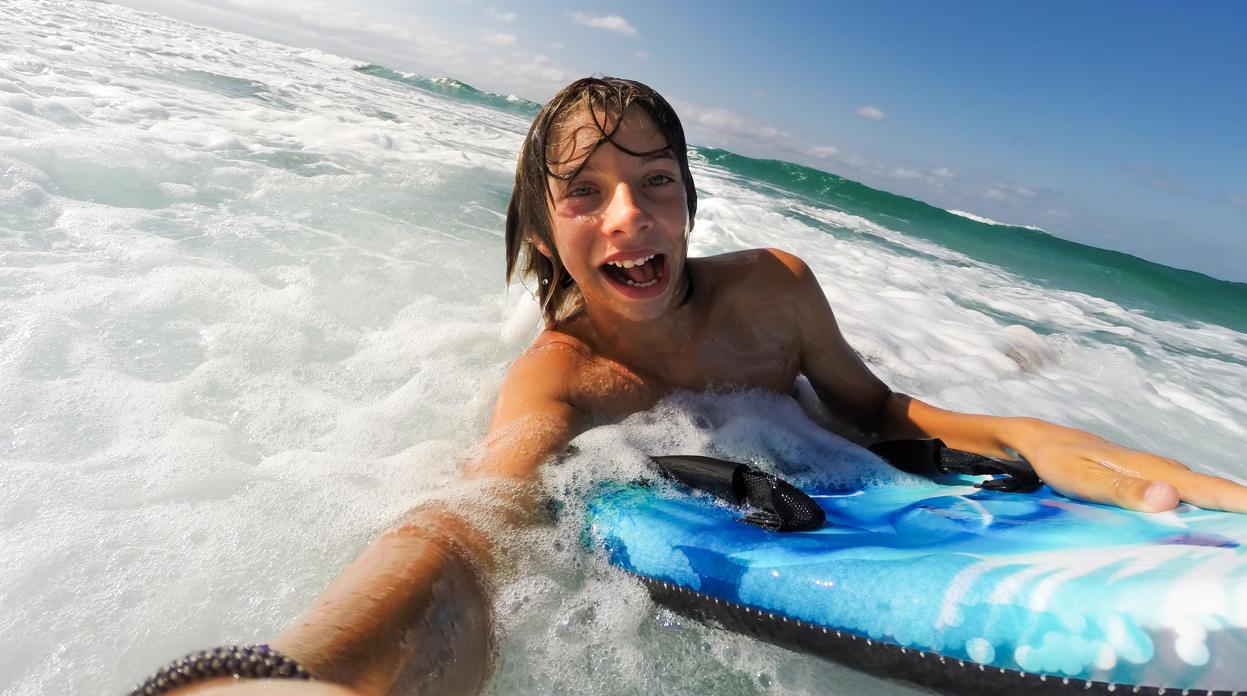 Lo que una terapia de surf puede hacer por tu hijo autista o con TDAH