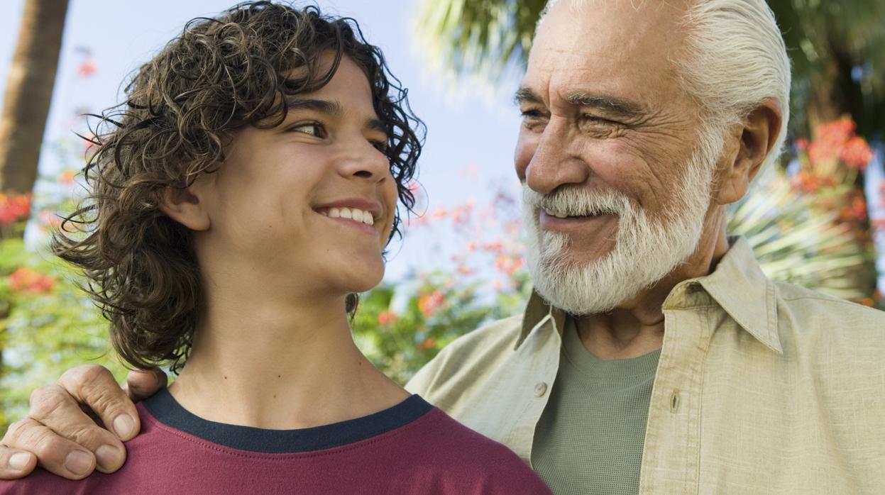 Los abuelos tienen un vínculo especial con sus nietos que debe ser aprovechado