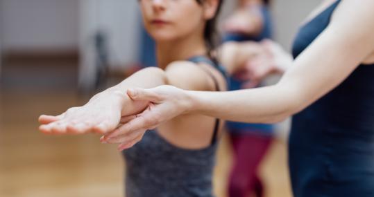 La comodidad es fundamental para elegir la ropa adecuada para practicar yoga