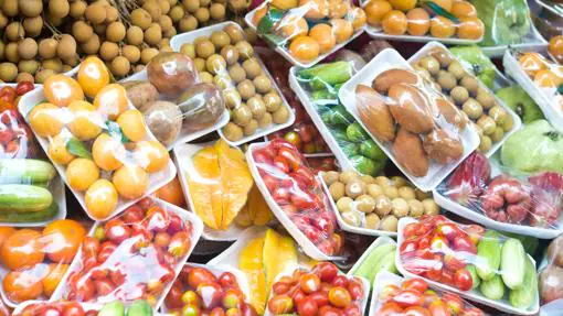¿Tiene sentido que la fruta vaya envuelta en plásticos?