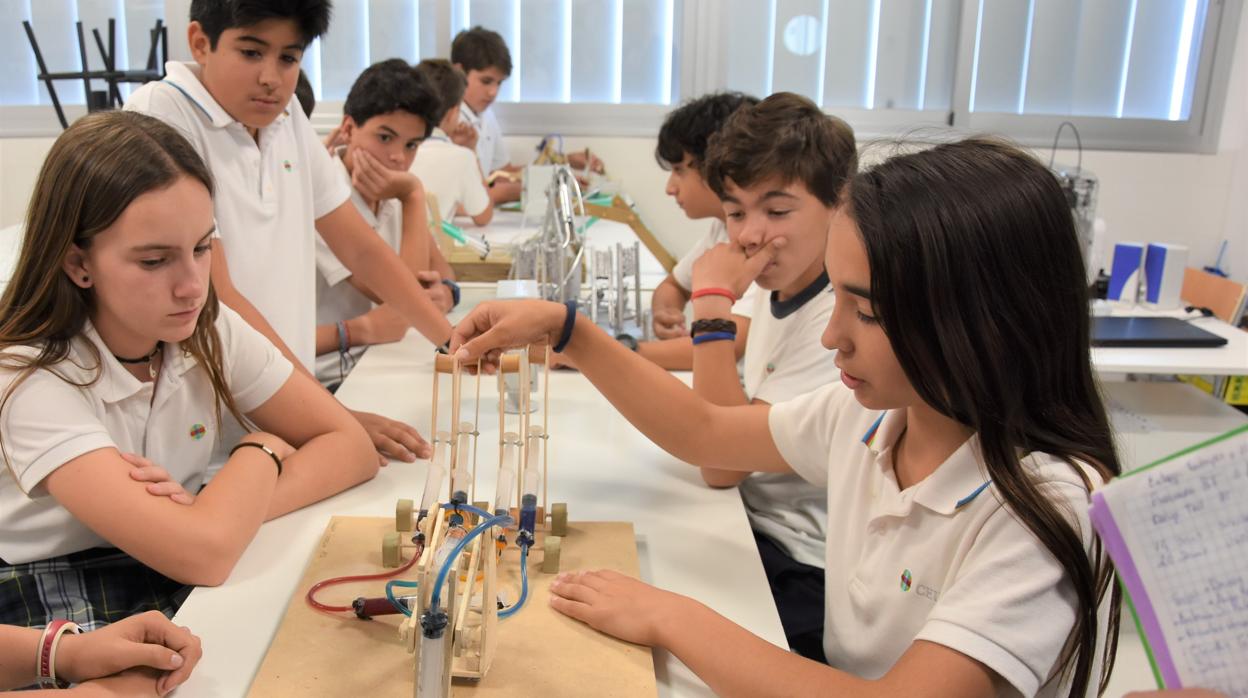 Alumnos del Colegio CEU Sevilla diseñan un brazo robótico con tecnología hidráulica