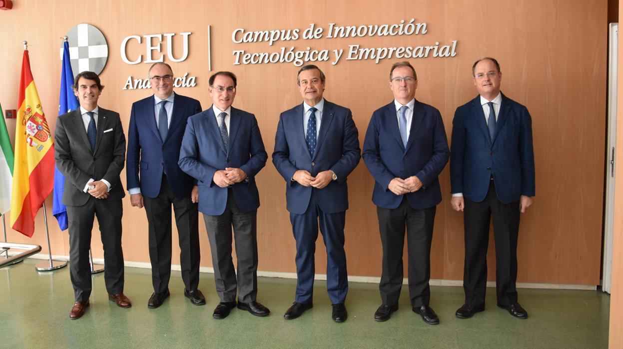 De izquierda a derecha: Jaime Javier Domingo Martínez, Director de Desarrollo de Mercado de CEU Andalucía; Eduardo del Rey Tirado, Jefe de Gabinete del Presidente de CEA; Javier González de Lara, Presidente de CEA; Juan Carlos Hernández Buades, CEO-Director General de CEU Andalucía; Luis Fernández-Palacios González de Castejón, Secretario General de CEA; y Enrique Belloso Pérez, Director de Responsabilidad Social Corporativa y Comunicación de CEU Andalucía