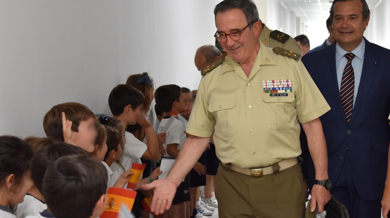 El Teniente General Juan Gómez de Salazar Mínguez, junto a Juan Carlos Hernández Buades, en su llegada al Colegio CEU San Pablo Sevilla