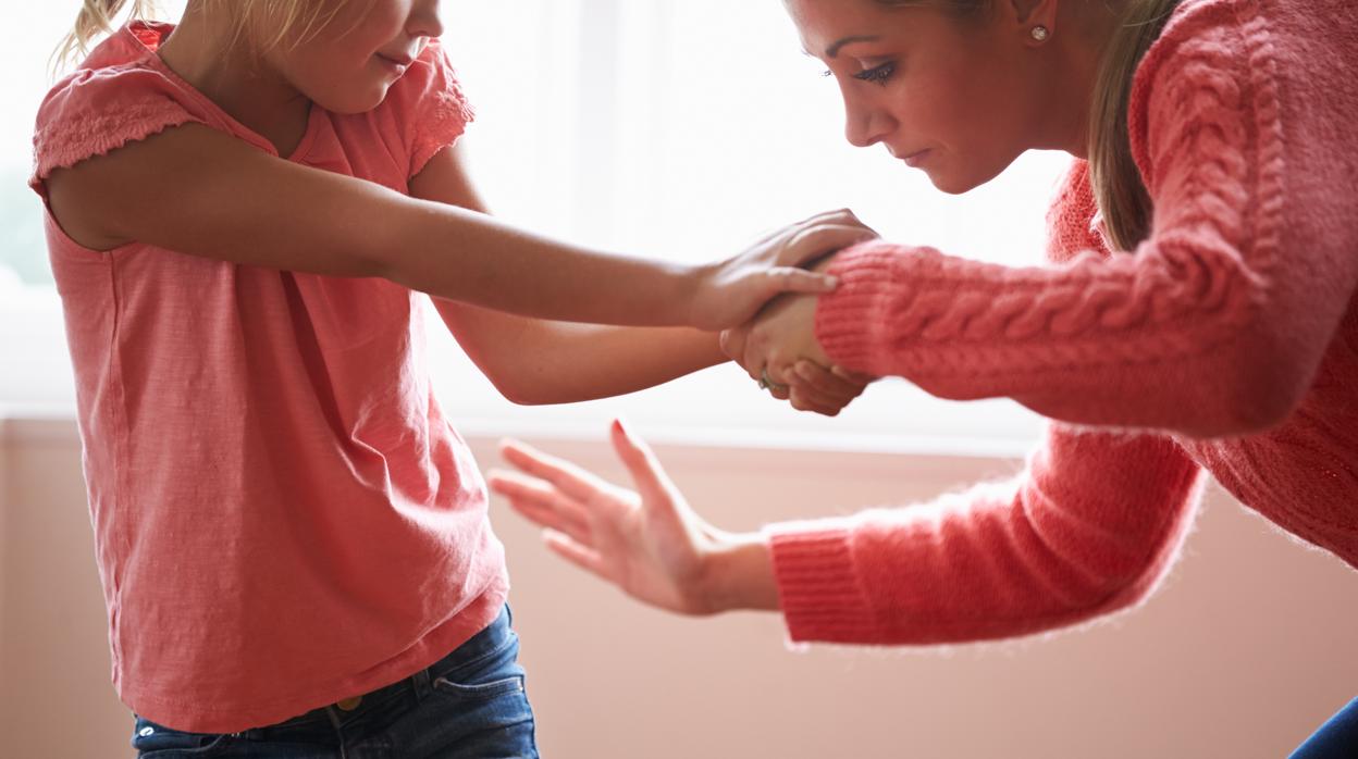 Madre dando un azote a su hija