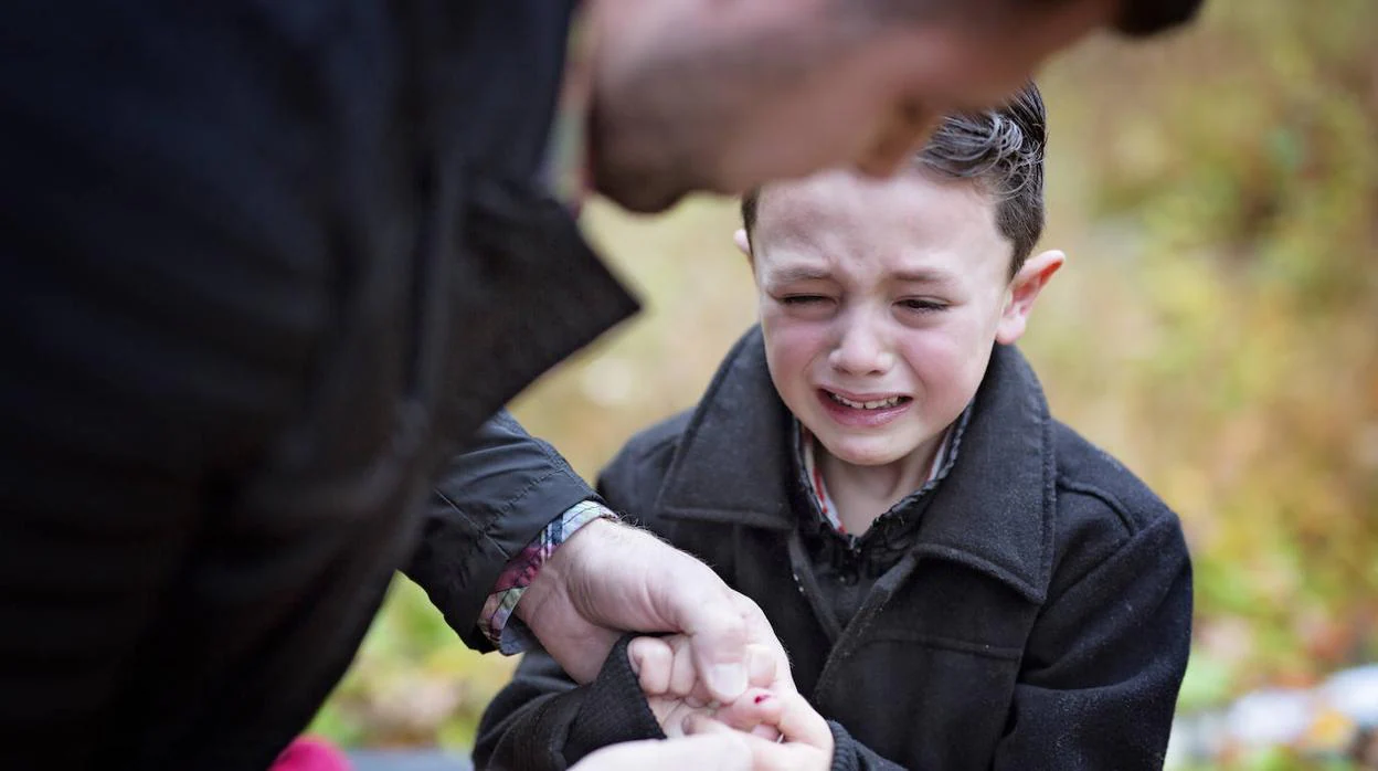El vídeo viral que muestra cómo afecta la reacción de los padres cuando los niños se dan un golpe