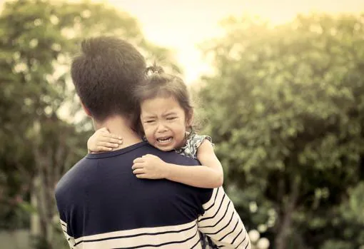 El vídeo viral que muestra cómo afecta la reacción de los padres cuando los niños se dan un golpe