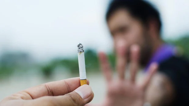 Evitar la presión de grupo ayuda a prevenir el consumo de tabaco