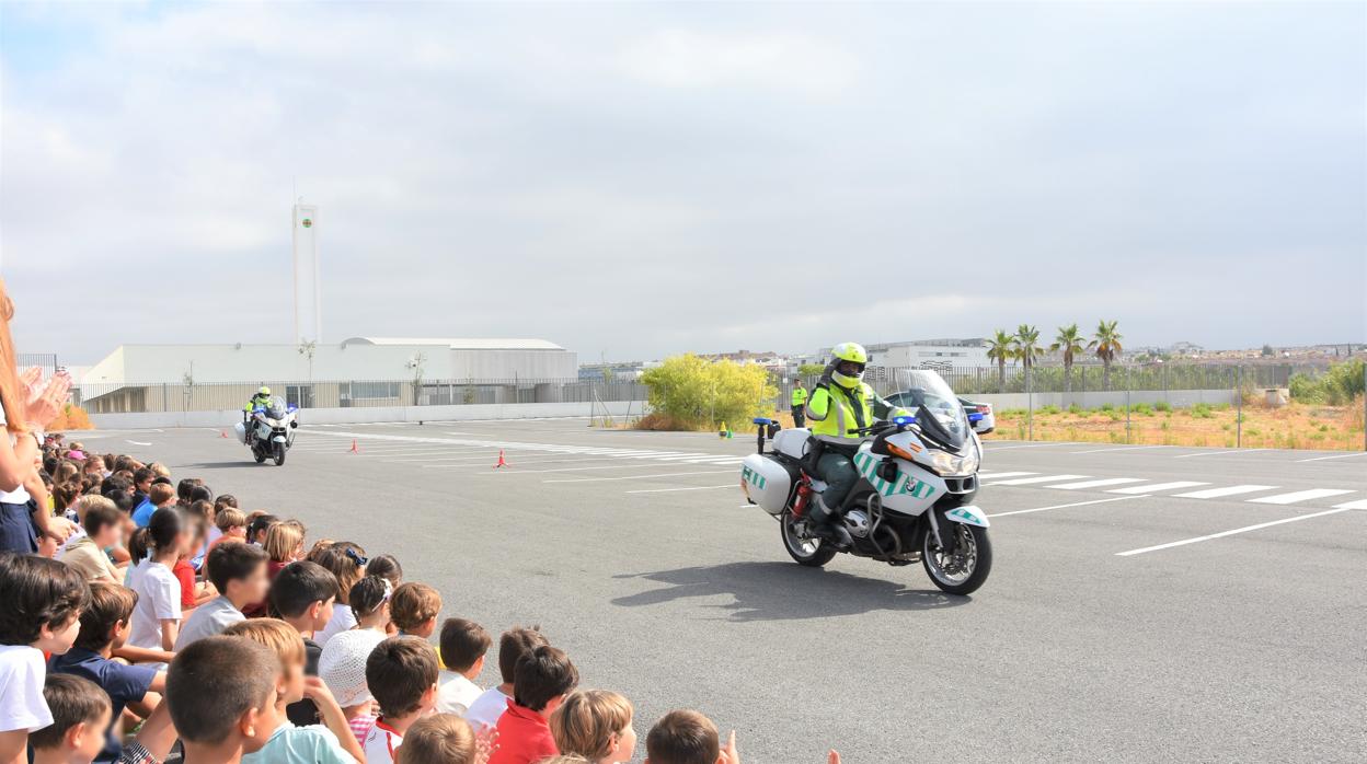 Exhibición de la Unidad de Tráfico de la Guardia Civil en el Summer Camp CEU