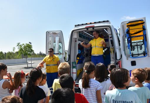 Profesionales sanitarios de SAMU visitan el Summer Camp CEU