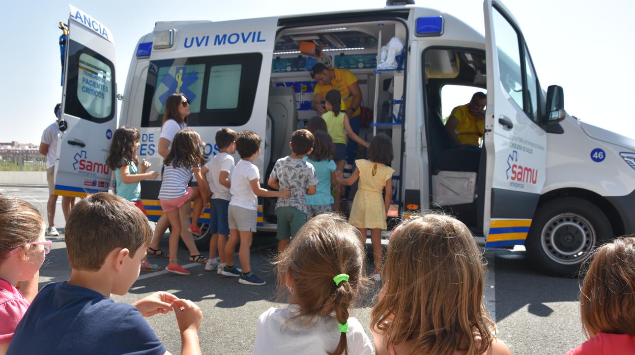 Profesionales sanitarios de SAMU visitan el Summer Camp CEU