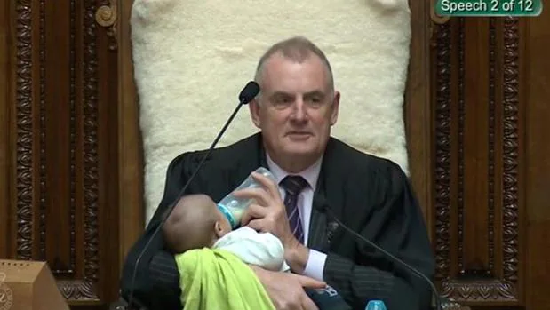 El presidente del Parlamento de Nueva Zelanda da el biberón al hijo de un diputado durante un pleno