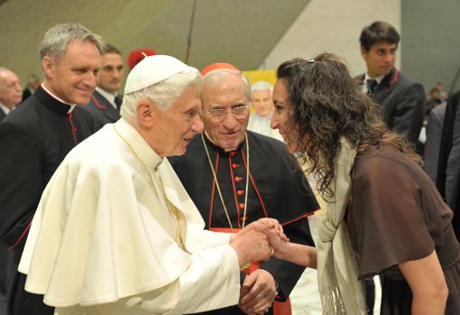 Noemí al tender su mano al Papa Benedicto XVI