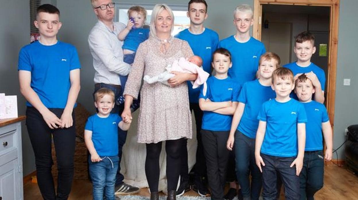 La primera madre en Gran Bretaña en tener 10 niños da a luz a su primera hija y undécimo hijo