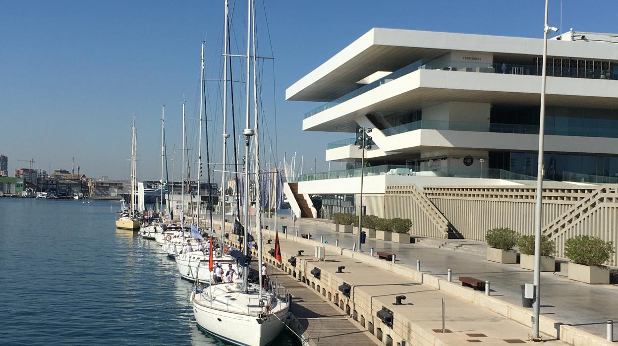 Los participantes en las jornadas, frente a la Marina de Valencia