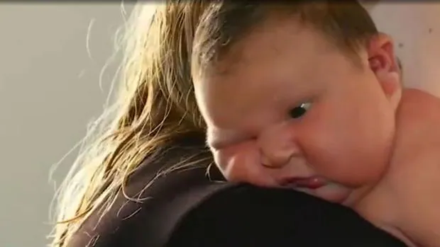 «Mi pequeña luchadora de sumo»: así es la bebé australiana que ha pesado 6 kilos al nacer