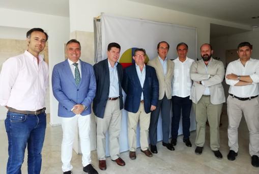 Grupo de profesores, junto al coordinador Felipe García de Pesquera