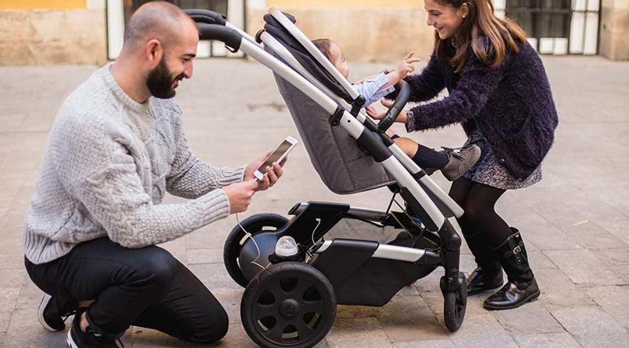 Desarrollan un carrito de bebé con asiento calefactable que además permite cargar el móvil