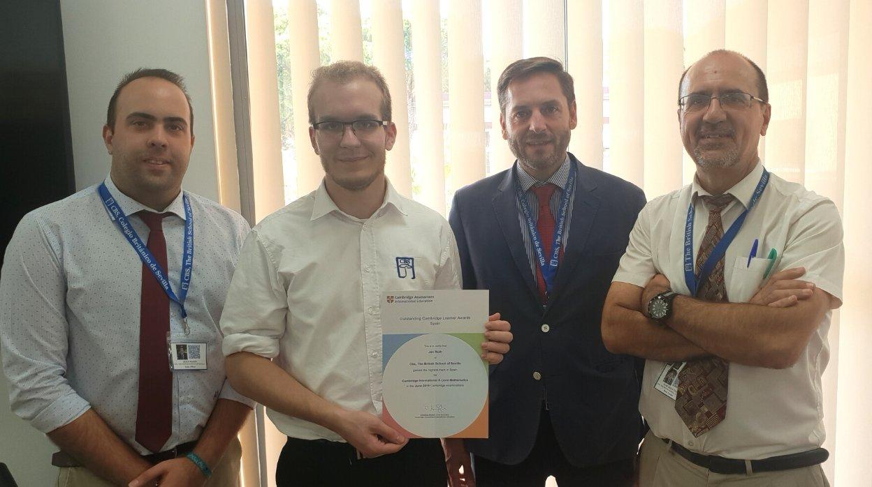 Jesús Marín (Exams Officer/Student Records Officer &amp; Profesor de PCE), Jan Roth (estudiante premiado), Agustín Aycart (School Principal - Director) y Juan Jesús Trigo (Head Teacher)