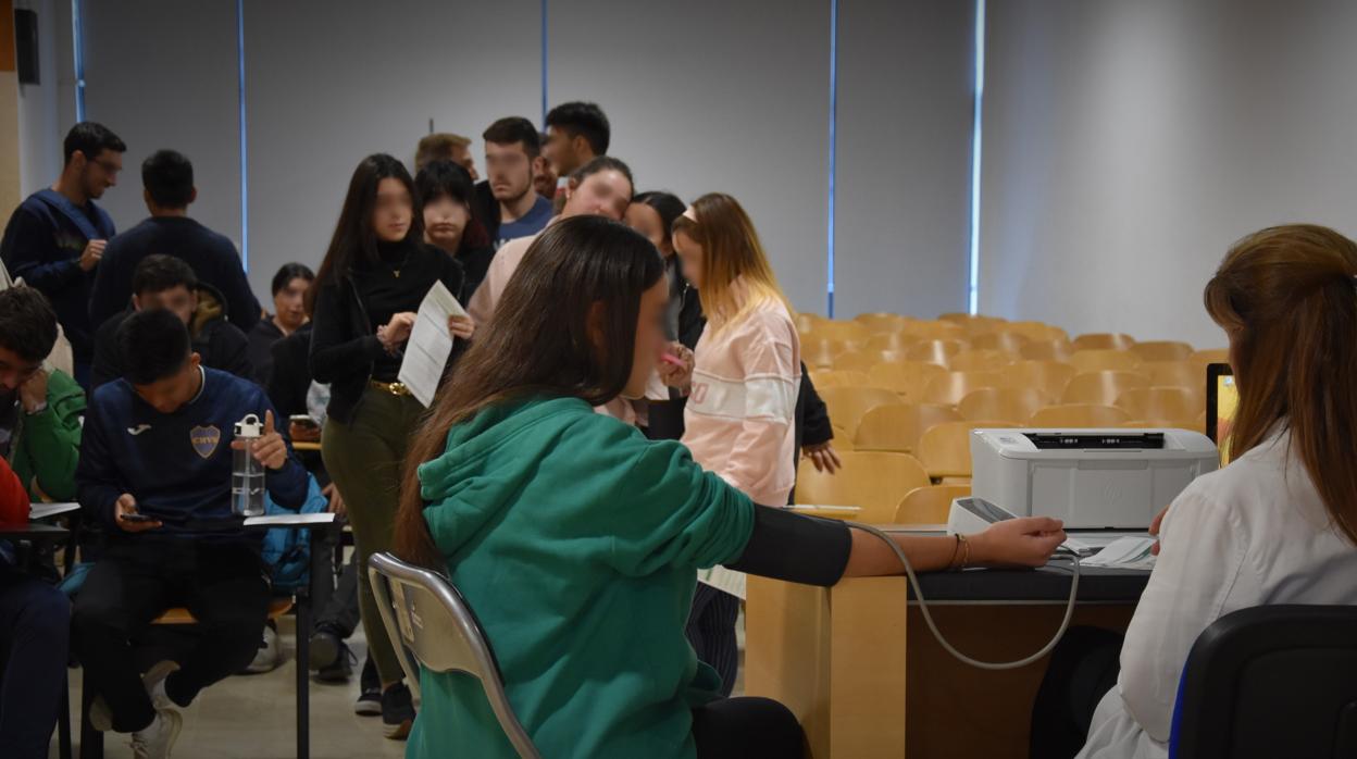 Alumnos y personal de CEU Andalucía participan en la campaña de donación de sangre