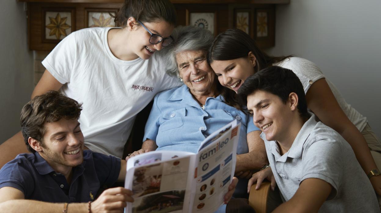 Famileo, la aplicación que convierte las fotos y textos virtuales en una revista para los mayores