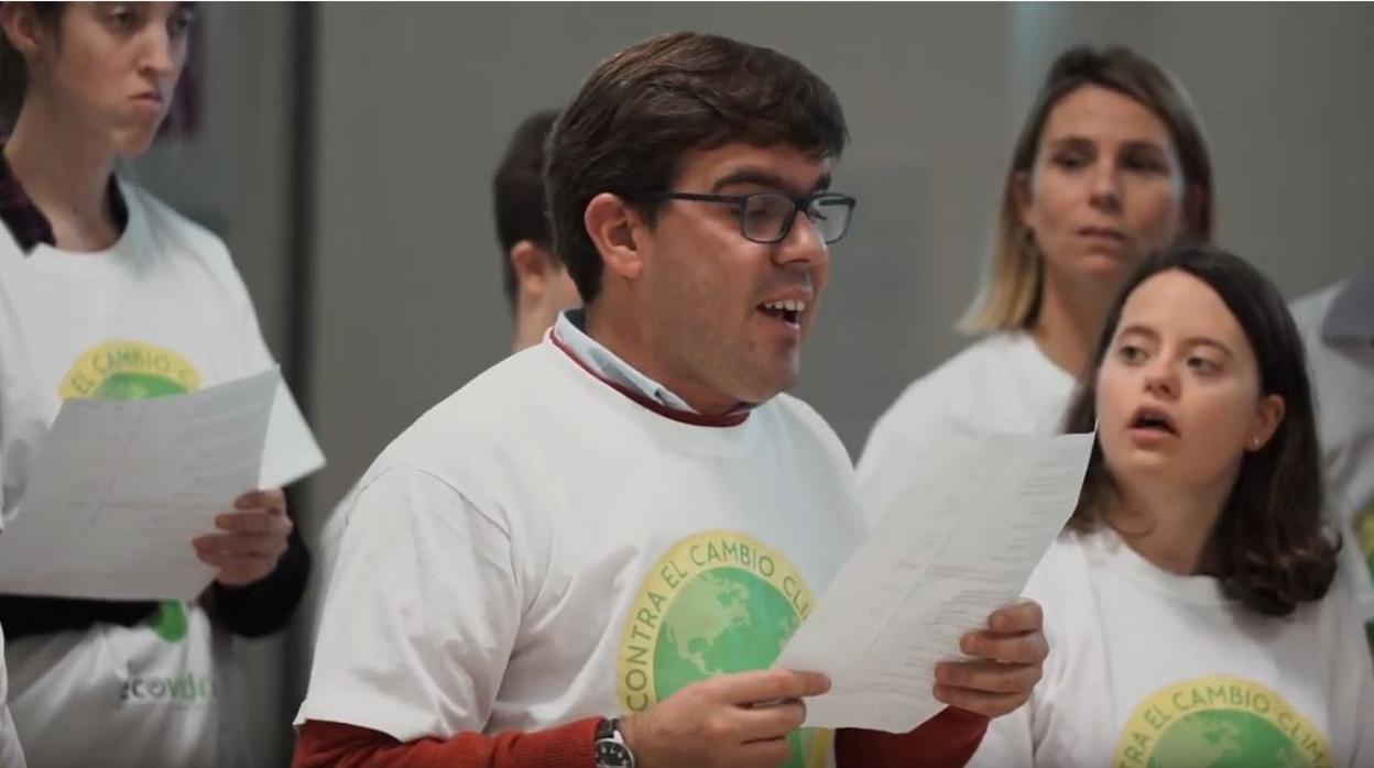 Un coro de jóvenes con discapacidad sensibiliza cantando sobre la importancia de reciclar vidrio