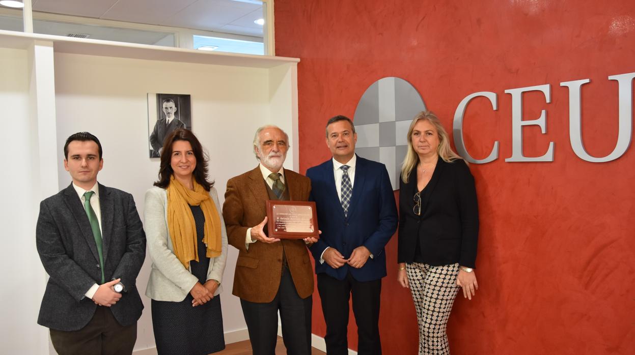 CEU Andalucía reconoce la trayectoria académica delcatedrático de Historia del Derecho Antonio Merchán