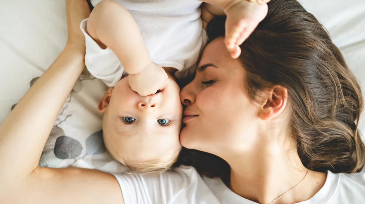 El embarazo modifica la zona cerebral encargada del placer, haciendo que la  madre «se enamore