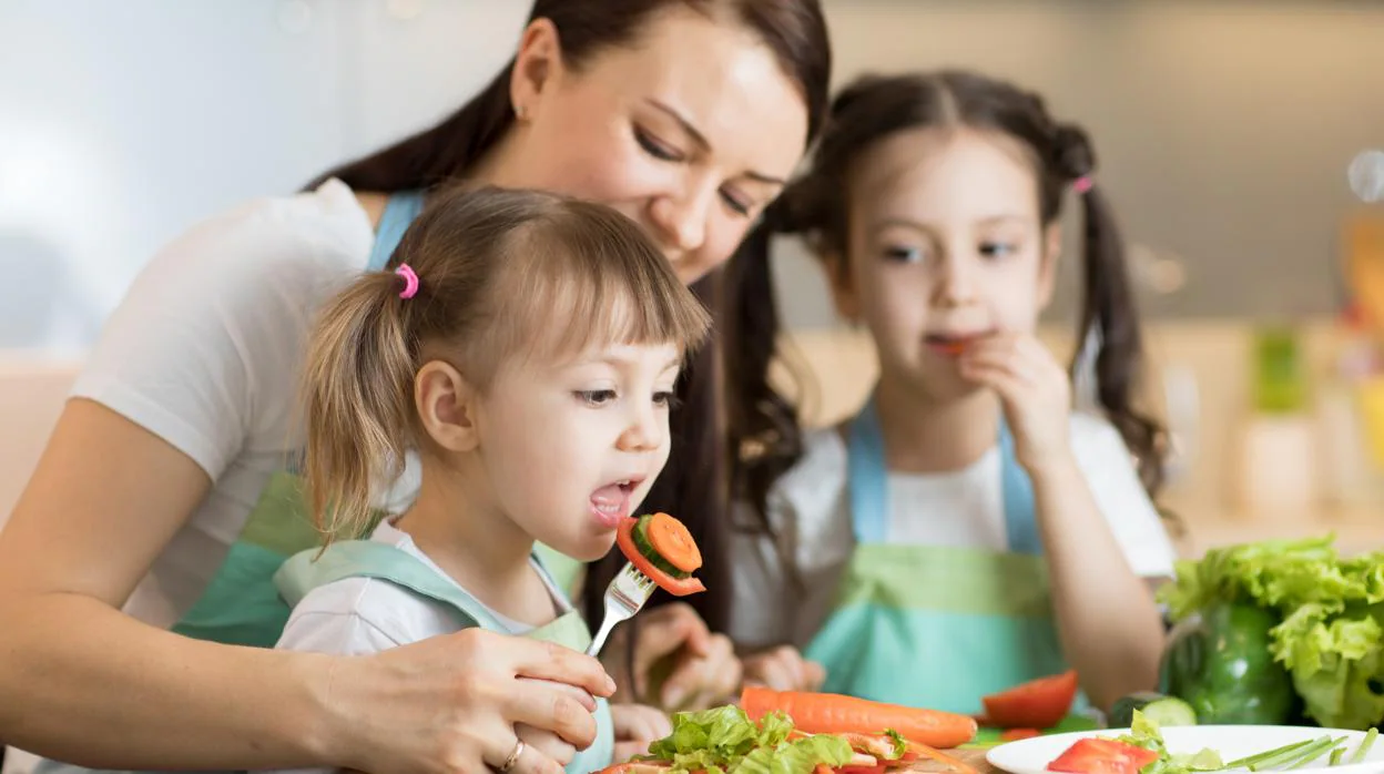 Los pediatras insisten: mucho cuidado con la dieta de niños y adolescentes vegetarianos