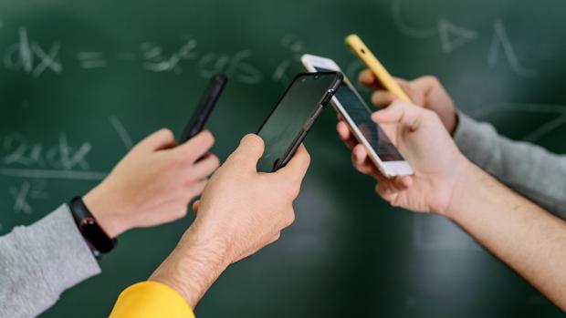 El móvil en el centro escolar: ¿prohibimos por no educar?
