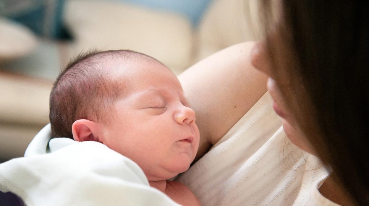 Recomiendan que las madres con coronavirus no interrumpan la lactancia