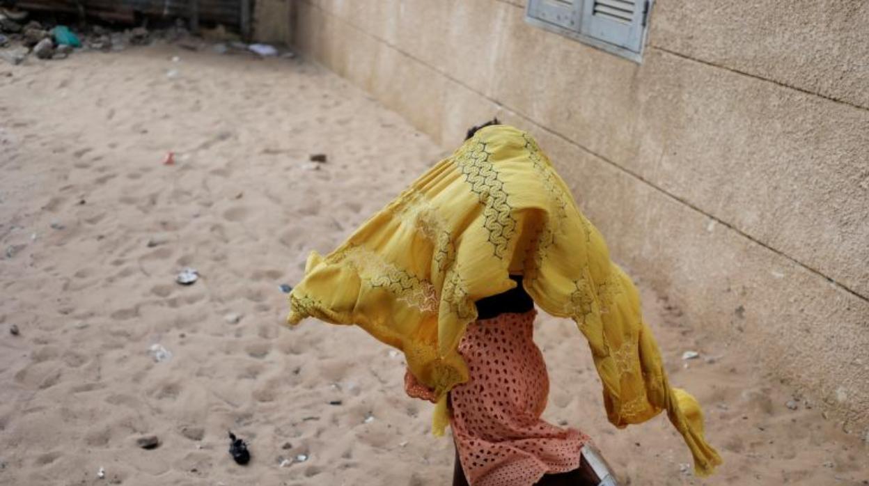 Una niña camina por las calles de Dakar