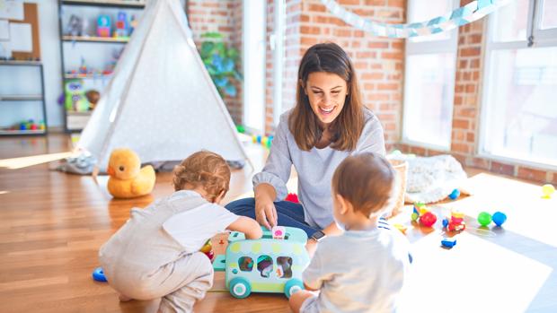 Universitarios ofrecen a familias sin recursos cuidar de sus hijos de forma altruista tras la suspensión de las clases