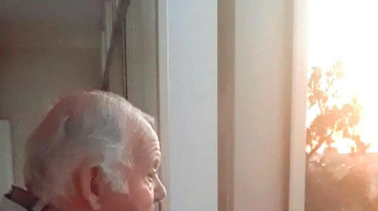 El abuelo con alzhéimer que toca la armónica en el balcón cuando la gente aplaude: cree que su público le reclama